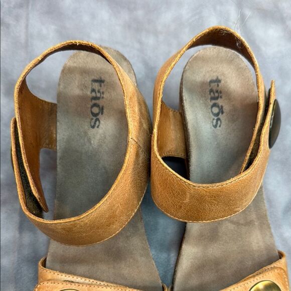 Taos Footwear Tan and Gold Sandals with Ankle Strap - Picture 2 of 7